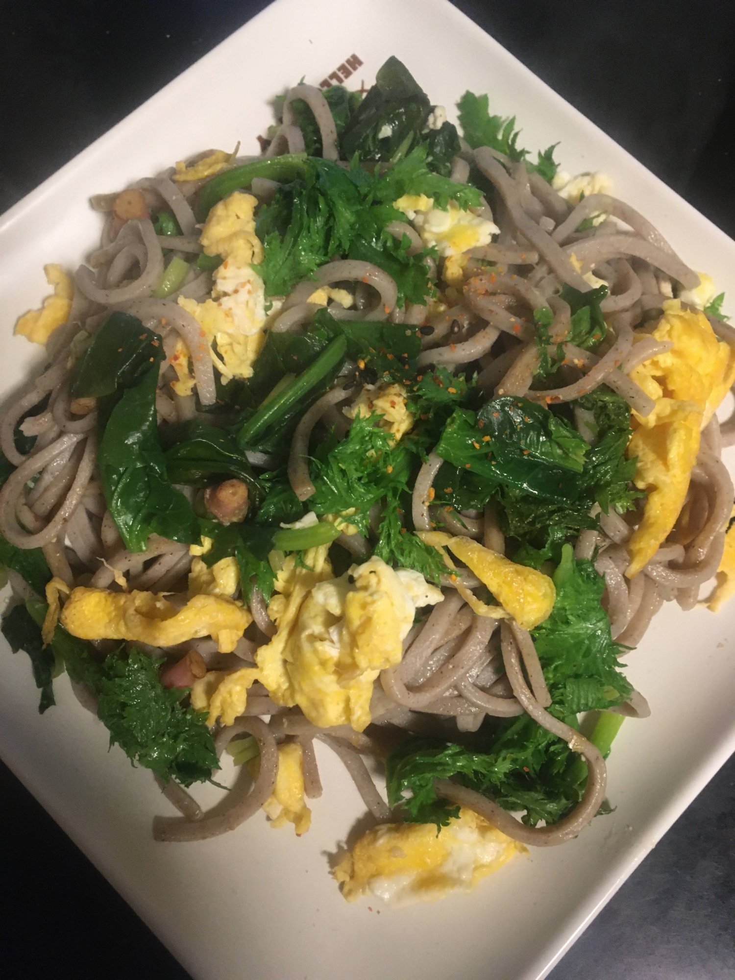 ほうれん草、わさび菜、卵の焼き蕎麦