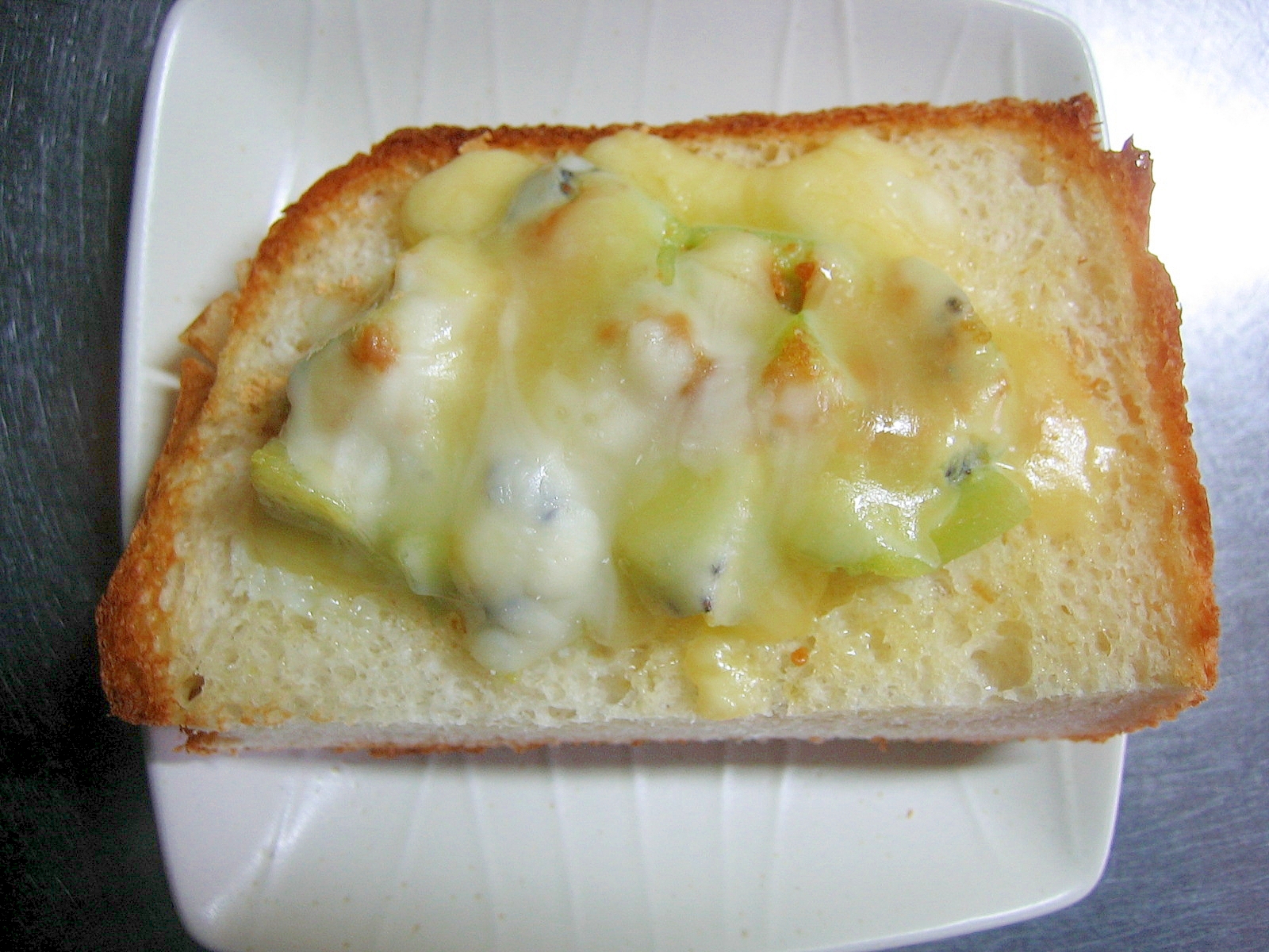 キウイ＆練乳のきな粉かけチーズトースト
