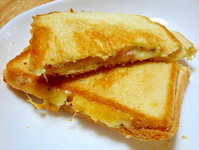 ベーコンとチーズでホットサンド（改良版）