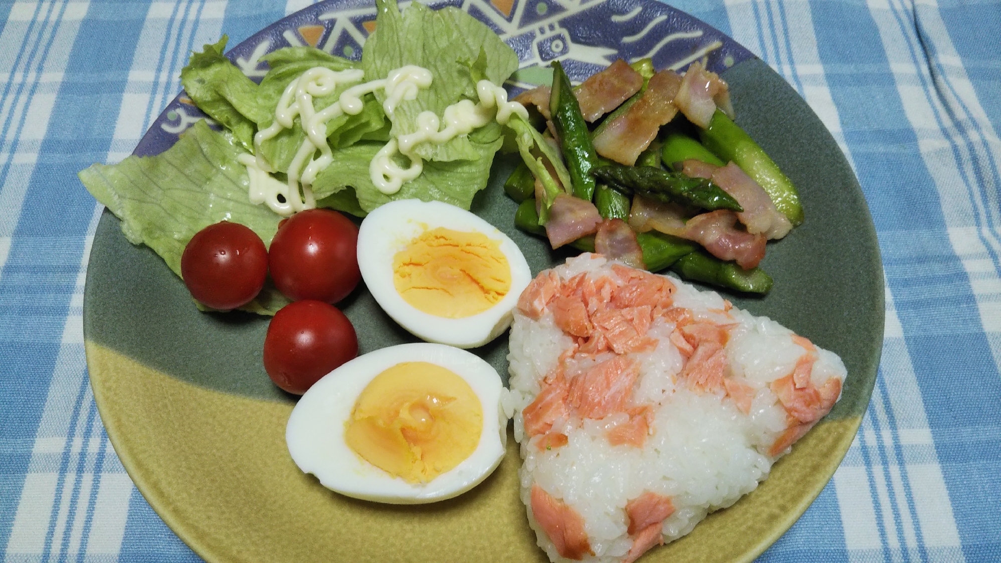 アスパラベーコン炒めと鮭おにぎりの朝食☆