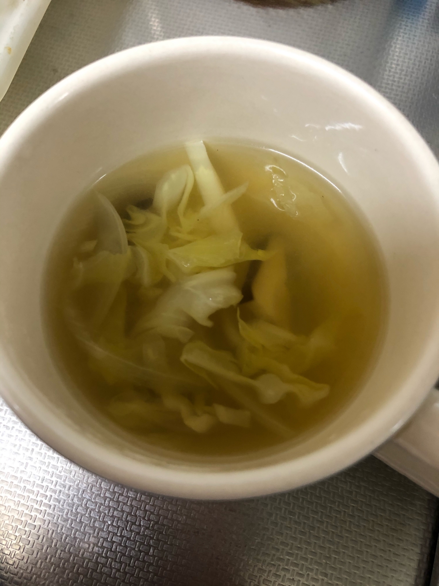 椎茸とキャベツ、玉ねぎのコンソメスープ
