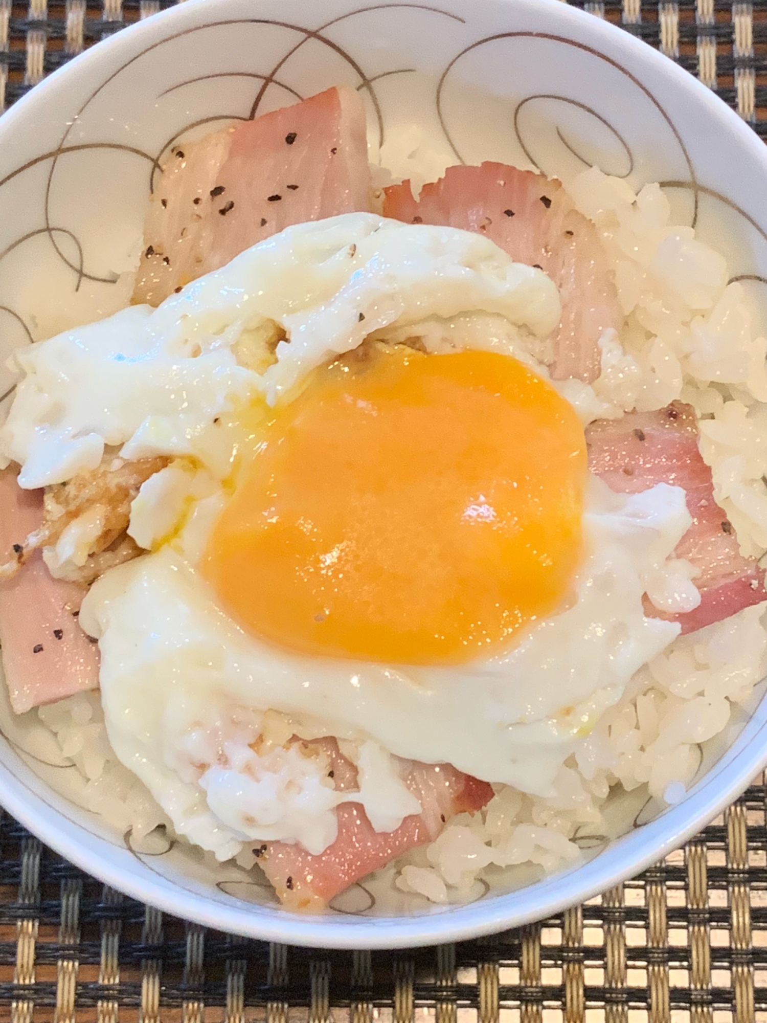 朝食にランチに、厚切りベーコンエッグ丼