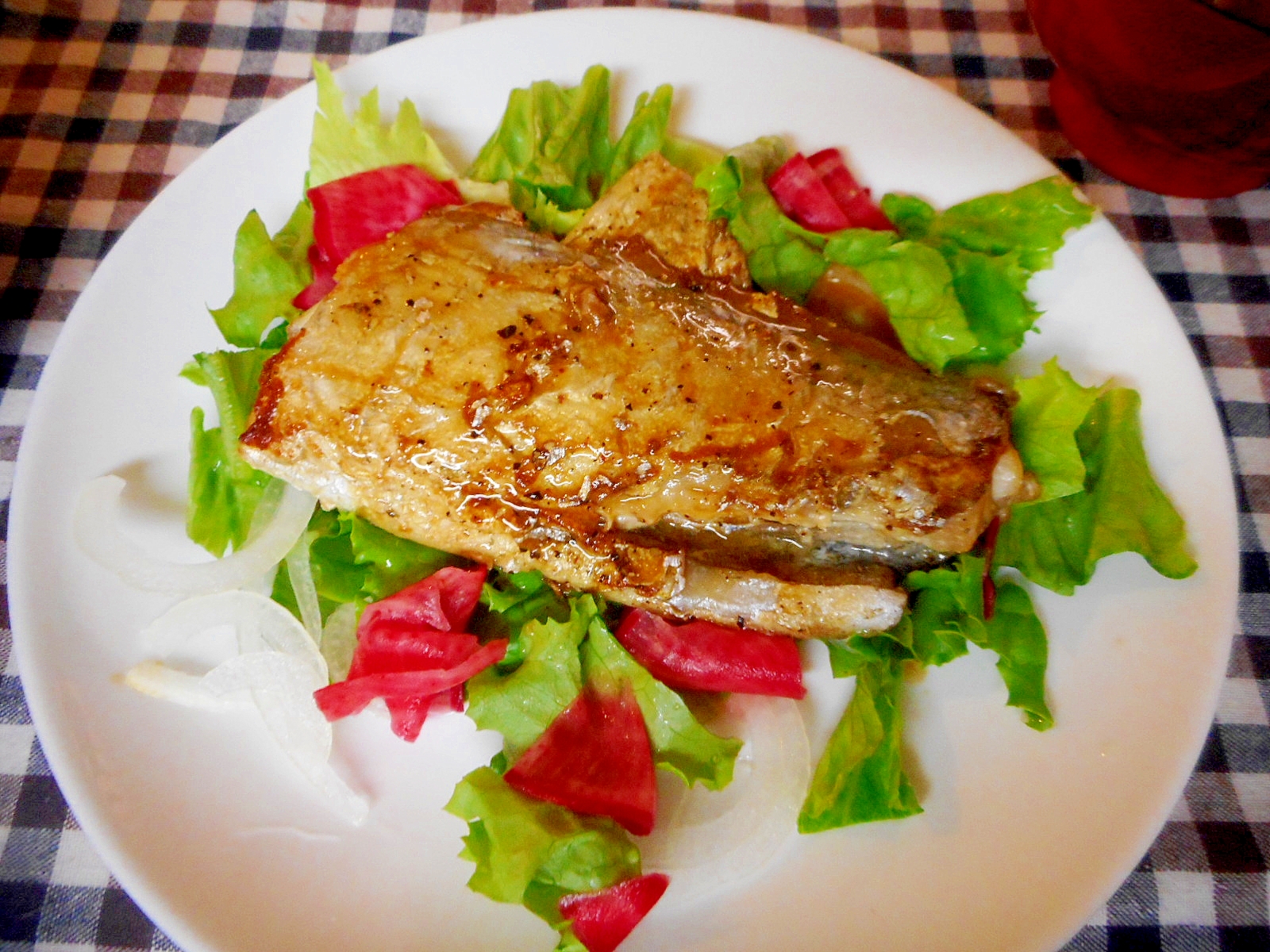 太刀魚のソテーと赤カブサラダ