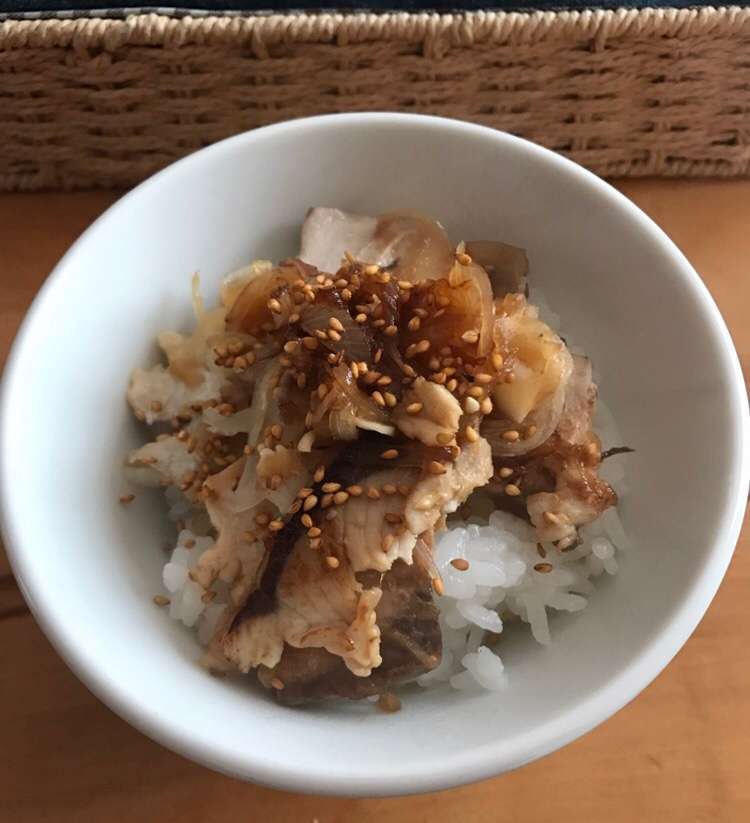 ブリと玉ねぎの甘辛丼