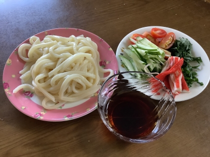 あけぼのさん、こんにちは♪昼食に家の野菜の冷やしうどん頂きました。夏は冷やし麺が喉越し良くて美味しいですね！今日は安定した晴れで、久しぶりに布団を干しました♡