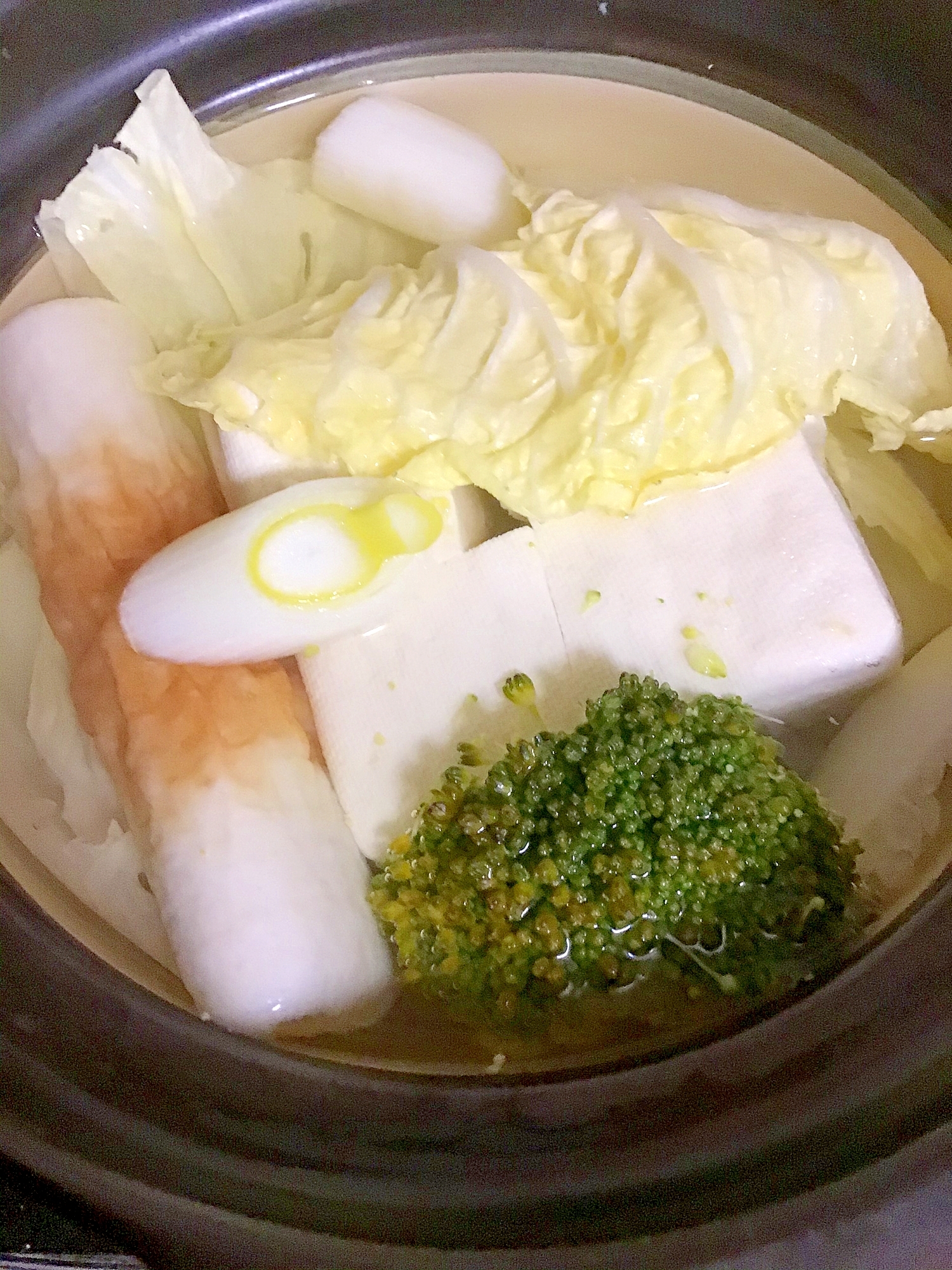 ブロッコリーと竹輪の湯豆腐鍋。