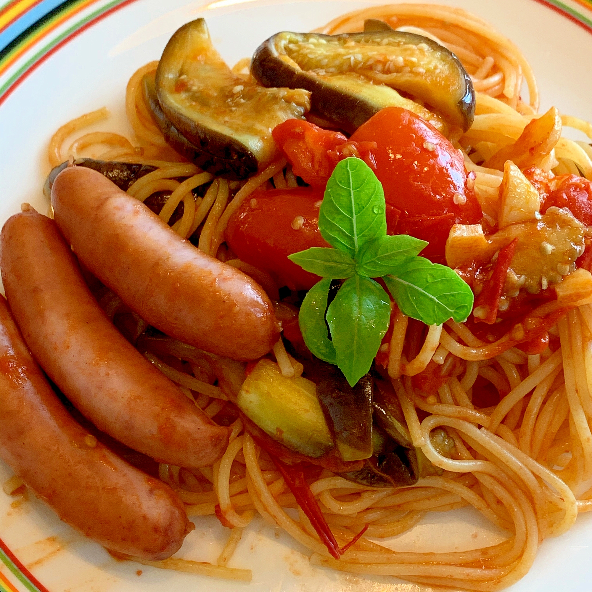 トマトとナスのパスタ☆ソーセージ添え