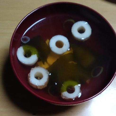 豆腐とちくわとわかめとネギのお吸い物