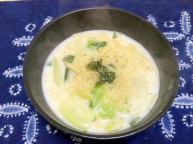 レタスとセロリの葉のミルクラーメン