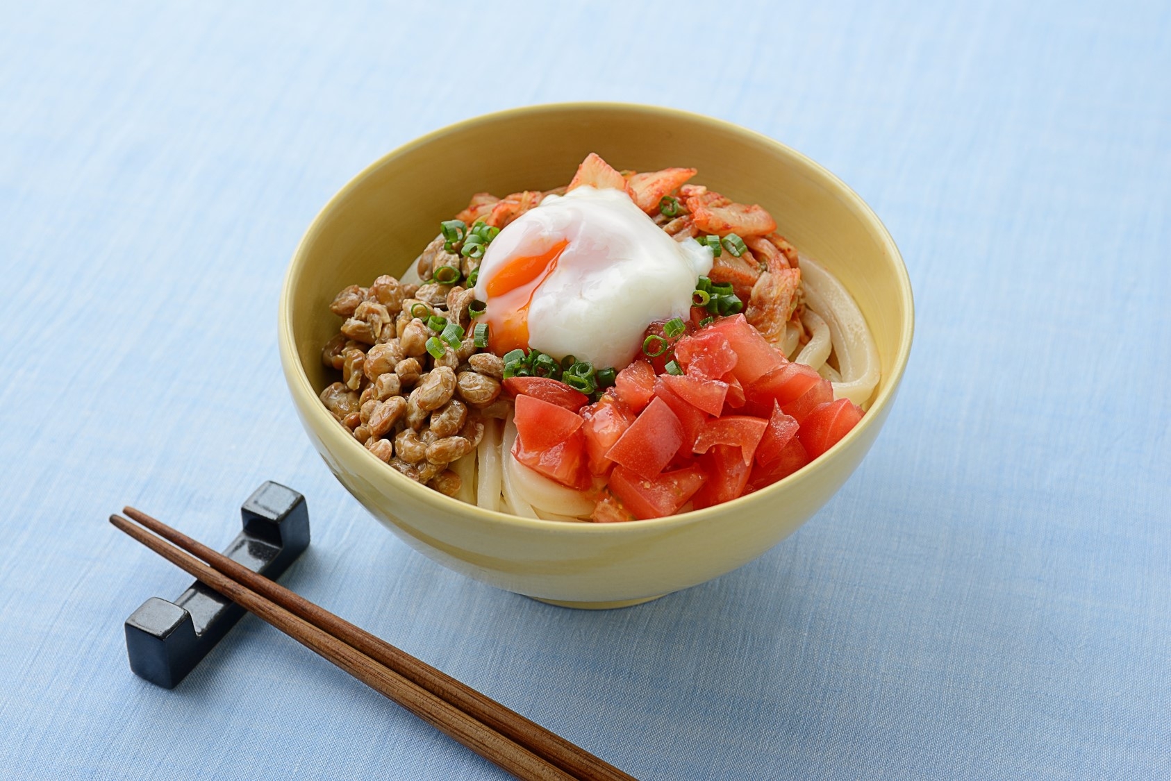 キムトマ納豆うどん（温玉のせ）