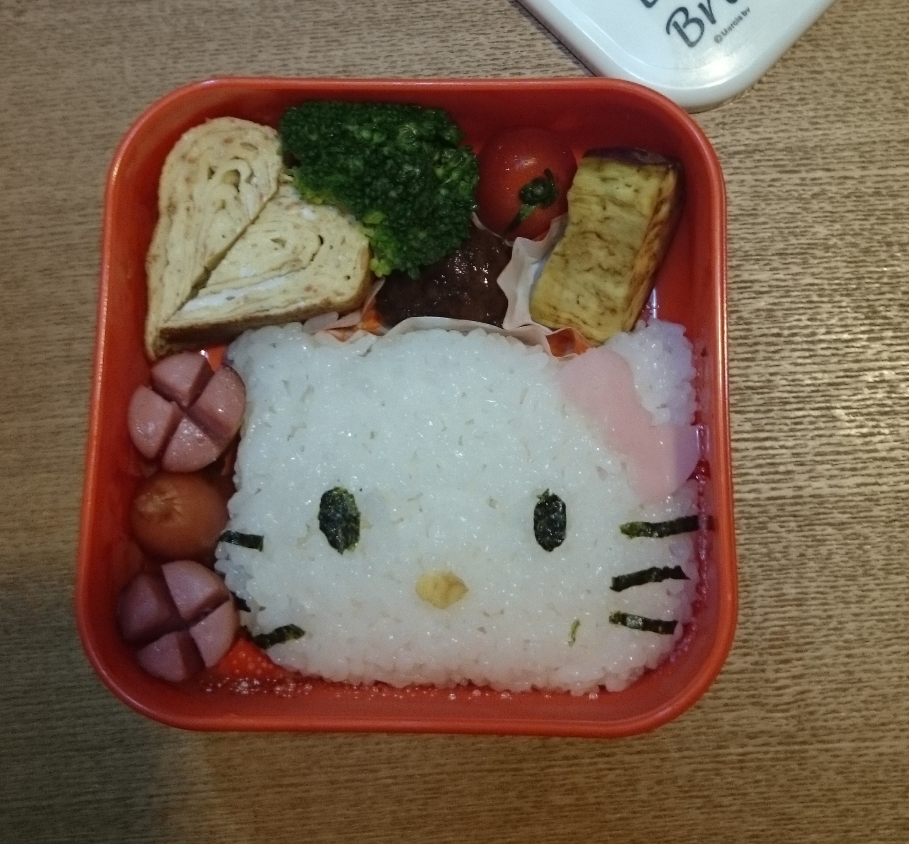 簡単すぎるハローキティおにぎりキャラ弁