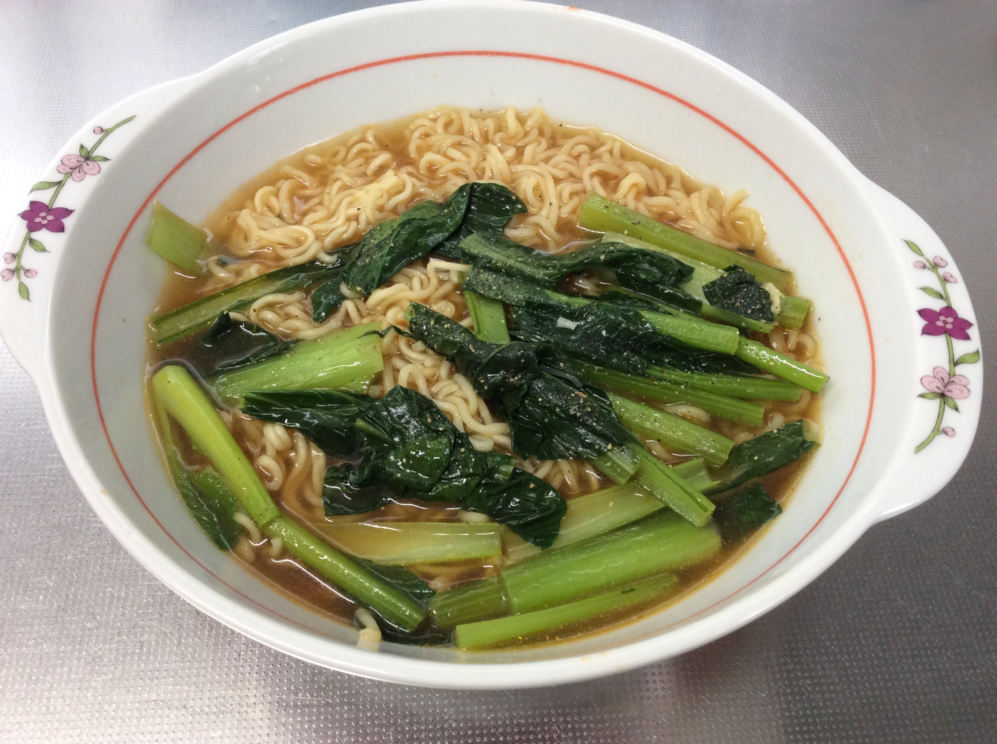 野菜高値の今 小松菜の醤油ラーメン鰹だし足し