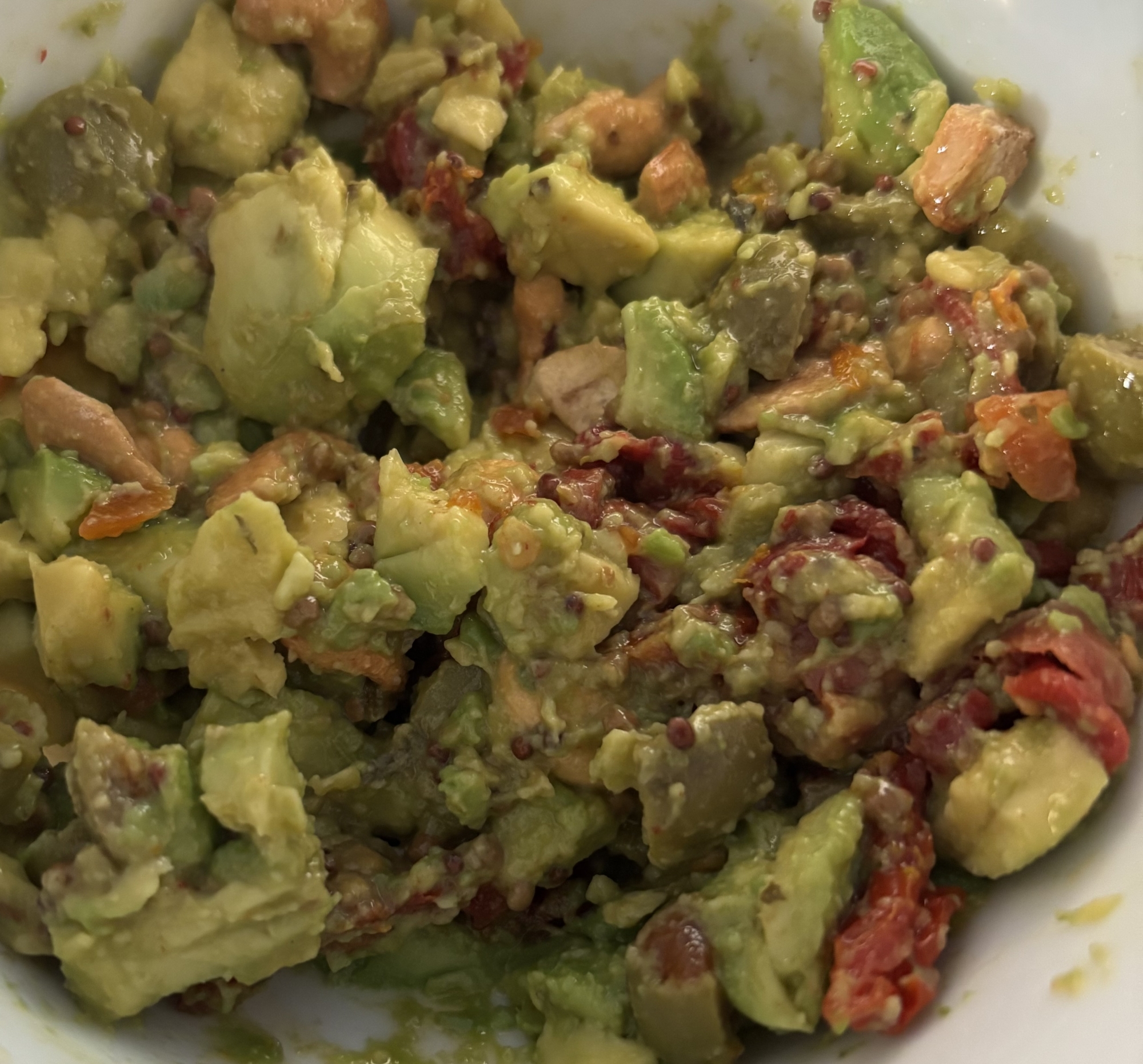 ナッツ、オリーブ入りアボカドサラダ