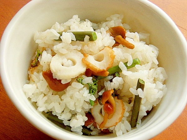 茶碗に盛り付けたわらびの炊き込みごはん