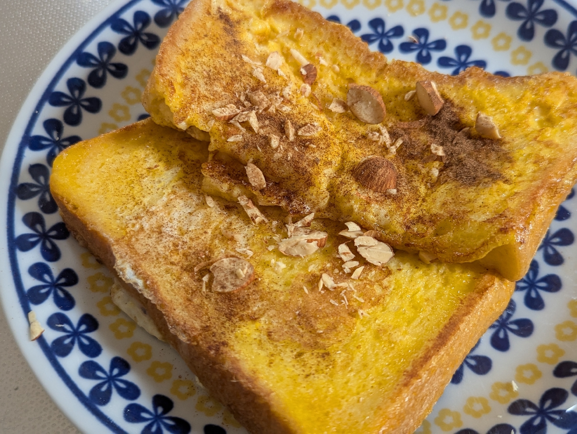 ナッツシナモンはちみつがけフレンチトースト