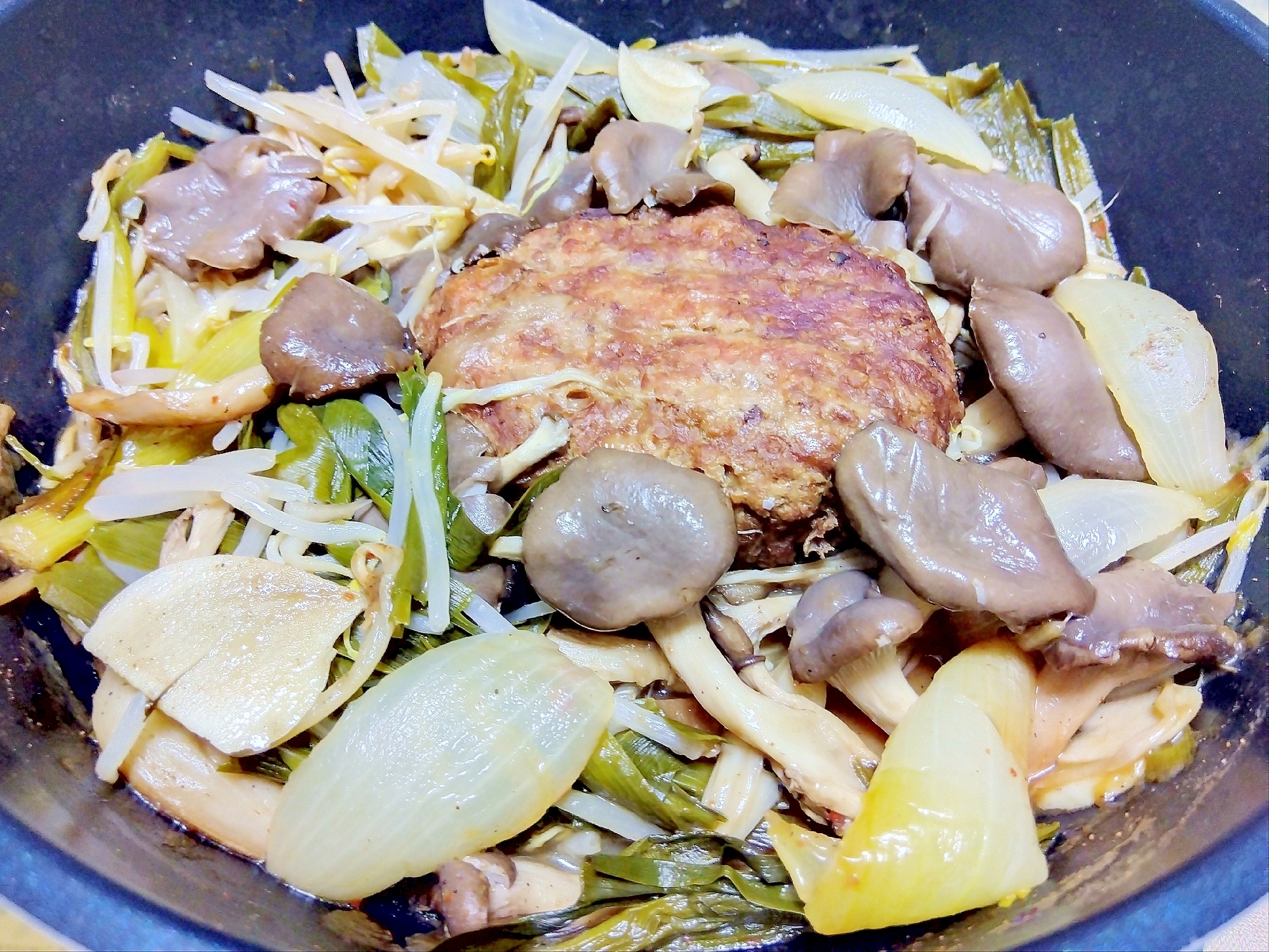 平茸ニラ小玉葱もやしハンバーグ蒸し煮