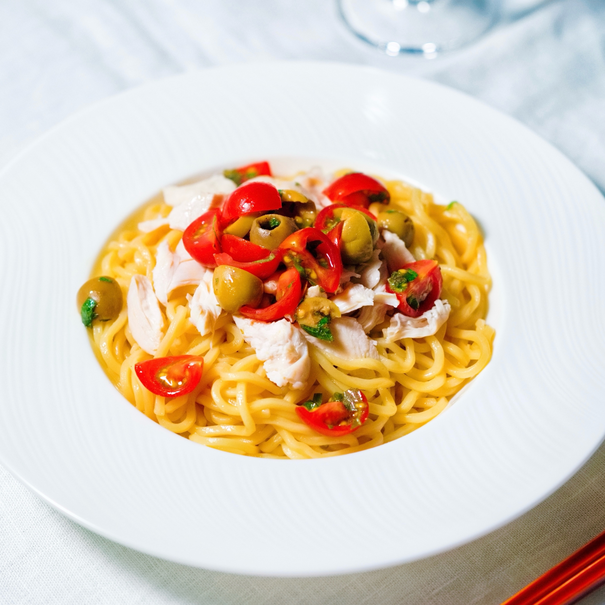 鶏ささ身、オリーブ、ミニトマトの冷やしラーメン