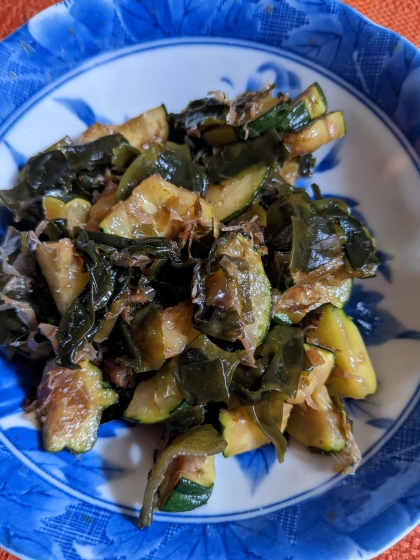 簡単美味い☆ワカメ＆ズッキーニのかつお節と胡麻和え