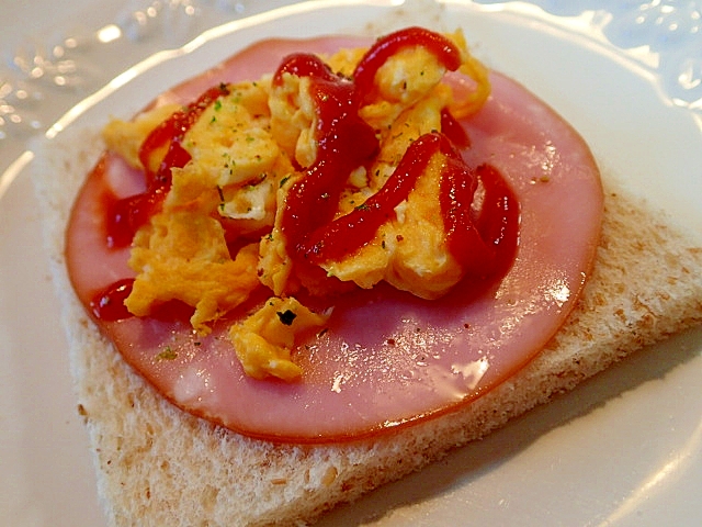 薄切りパンで　ハムと炒り卵のおつまみ♬