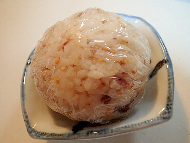 麺つゆで　塩イワシと胡麻のおにぎり