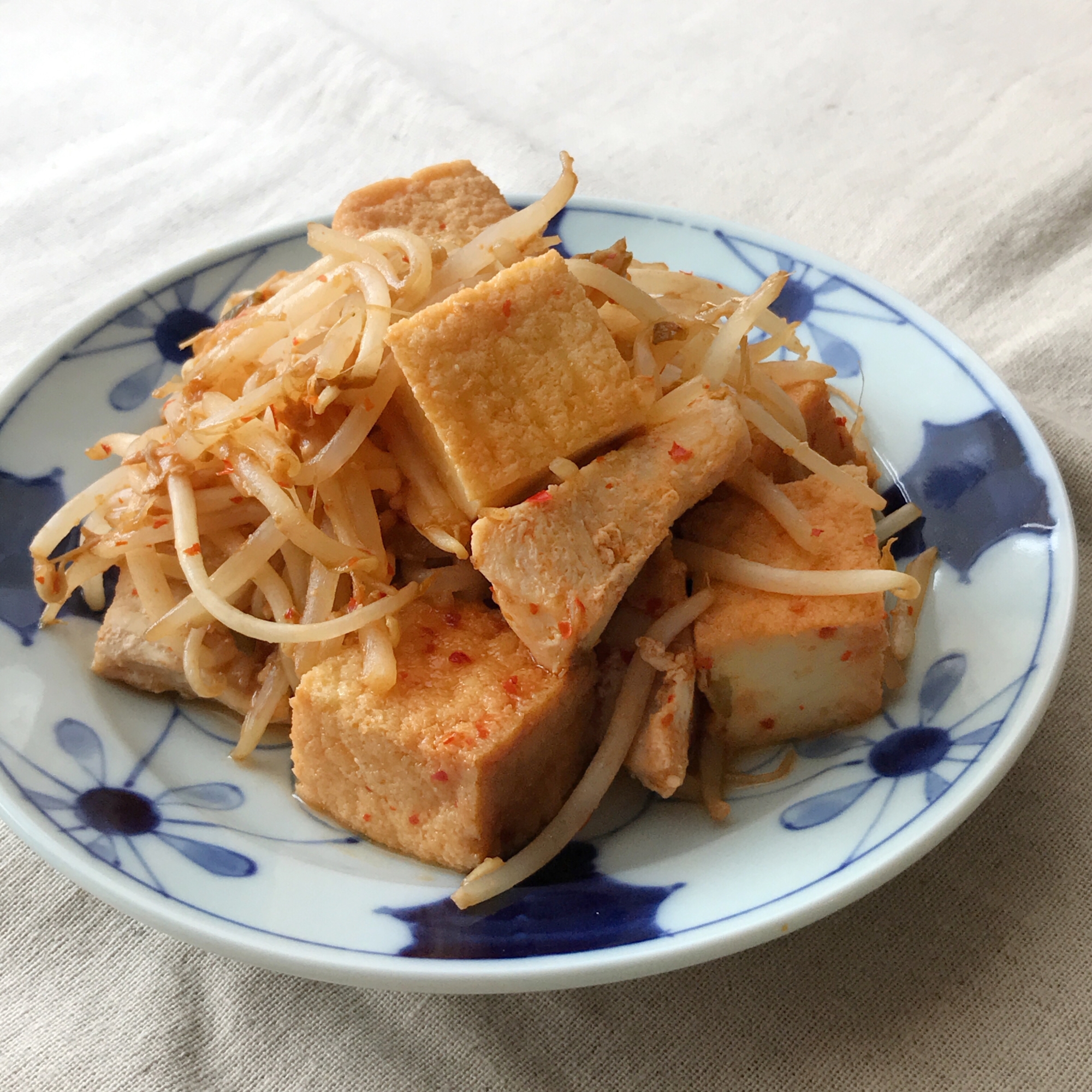 鶏肉と厚揚げのピリ辛もやし炒め