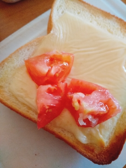簡単トマトとチーズのトースト