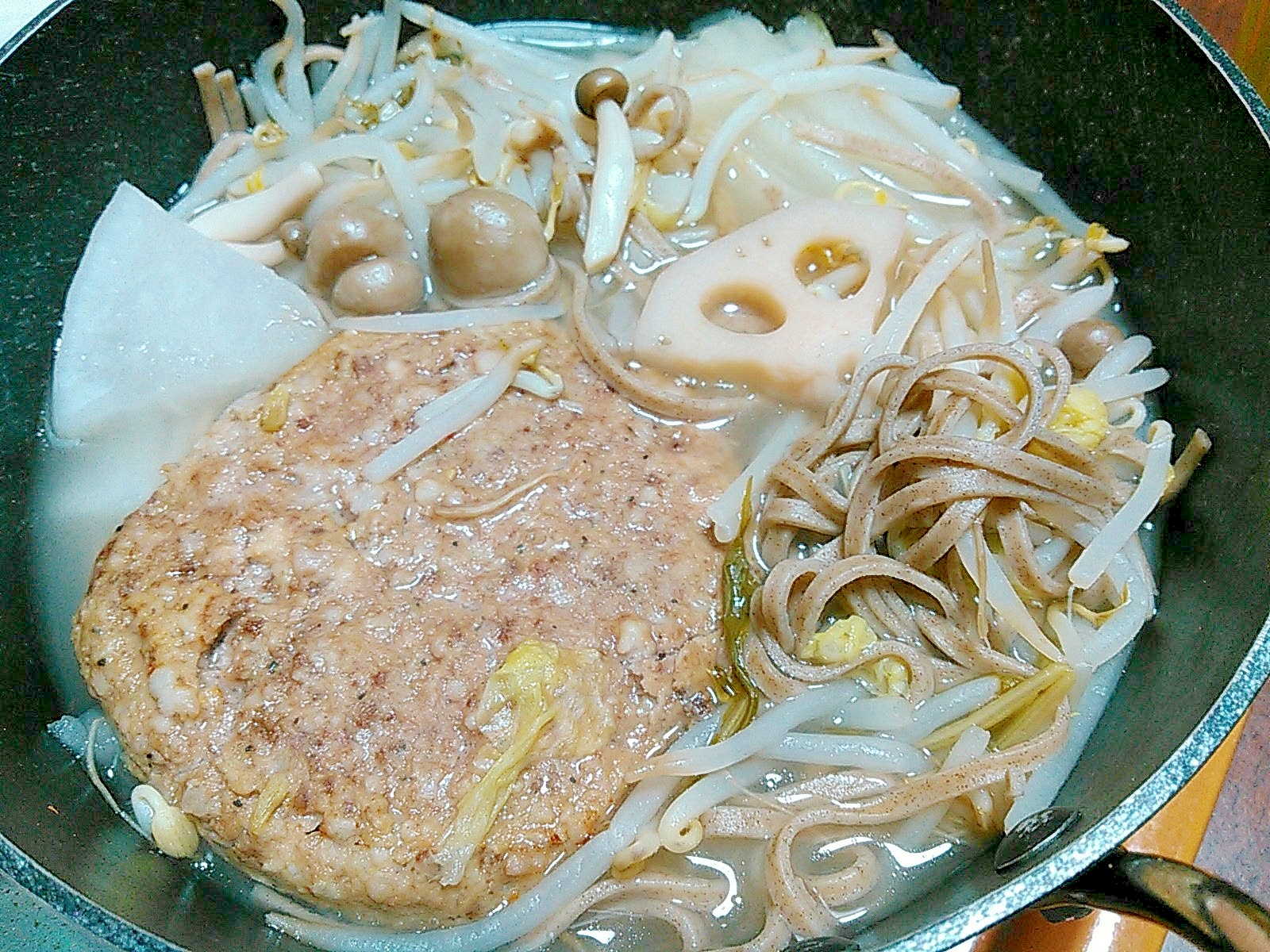 野菜たっぷり☆ハンバーグ蕎麦