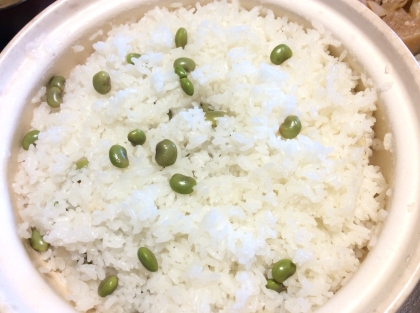 はなまるこさんのお料理は、やさしい味わいでお気に入りです。
今回、茶豆で炊いてみました。
さやから出汁を取って、ご飯も香り豊かです。