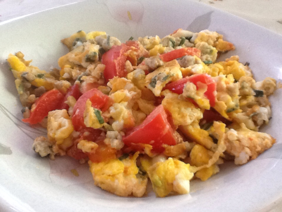 白い器に盛られた、餃子のタネとトマトの炒め物