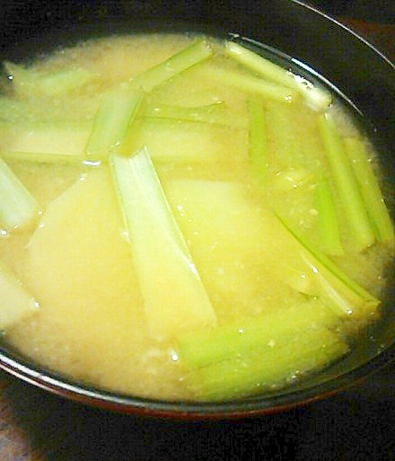 コマツナ茎とジャガイモのシャキシャキ味噌汁