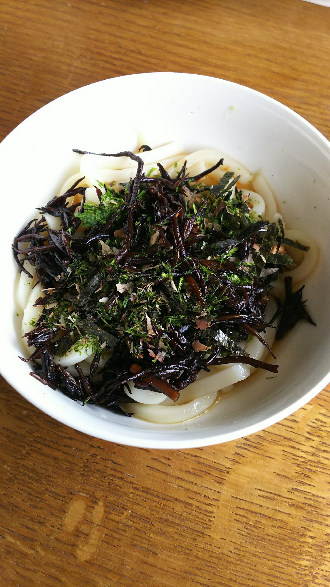 ひじきと海苔、鰹節のぶっかけうどん