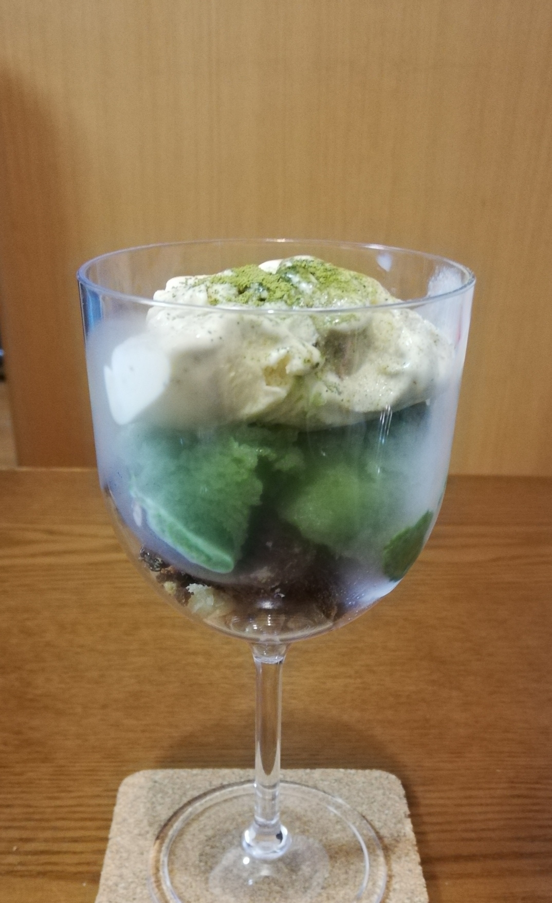 抹茶とほうじ茶アイスのパフェ