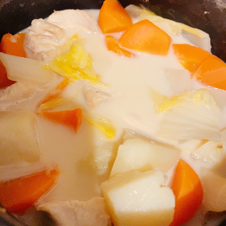 野菜とベーコンのアーモンドミルクスープ