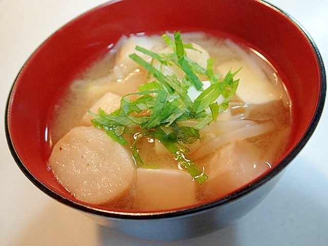 大葉のせて　もやしと麩と豆腐のお味噌汁