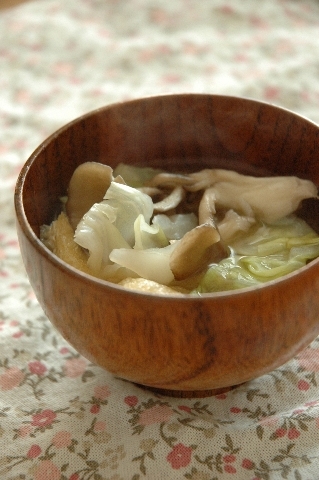 マイタケとキャベツ油揚げの味噌汁