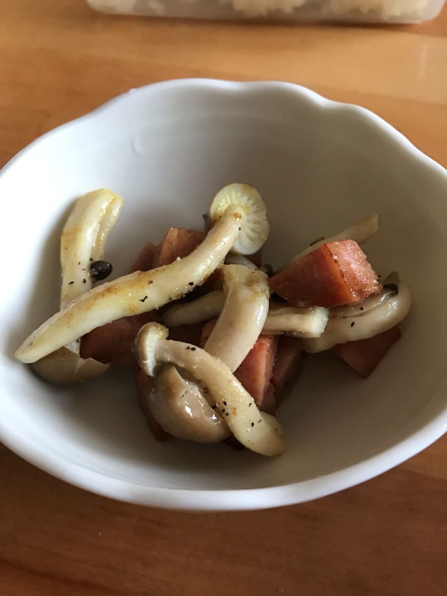 スパムとしめじのカレー炒め