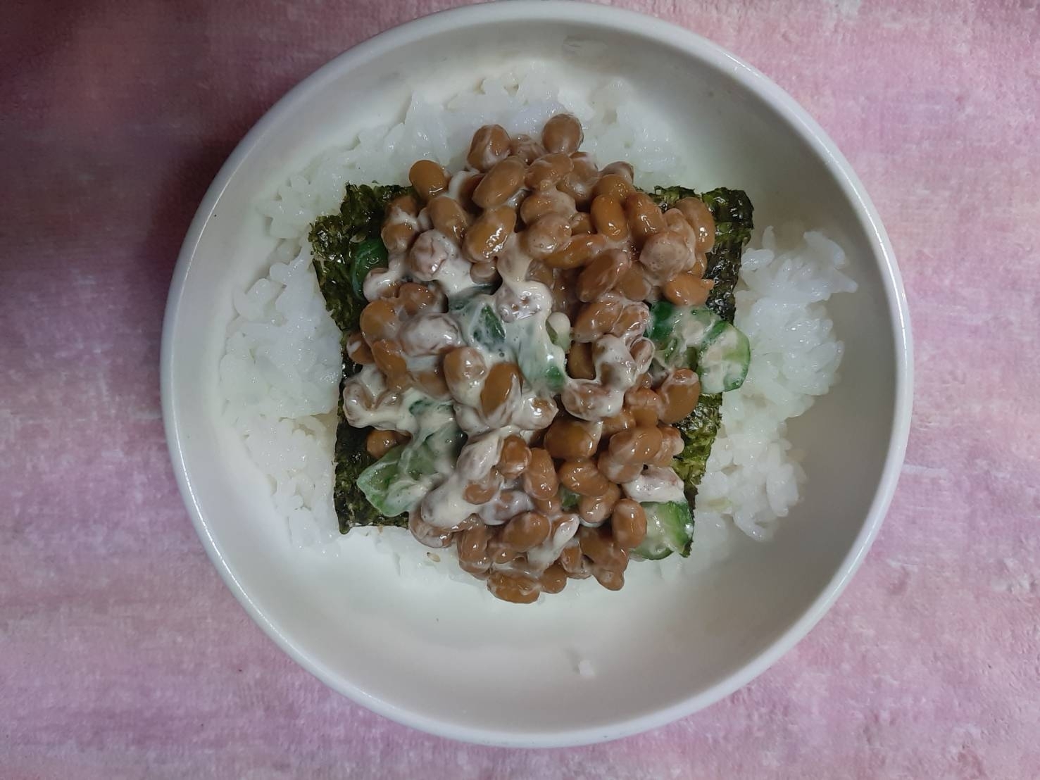 海苔をのせたマヨ納豆オクラ丼