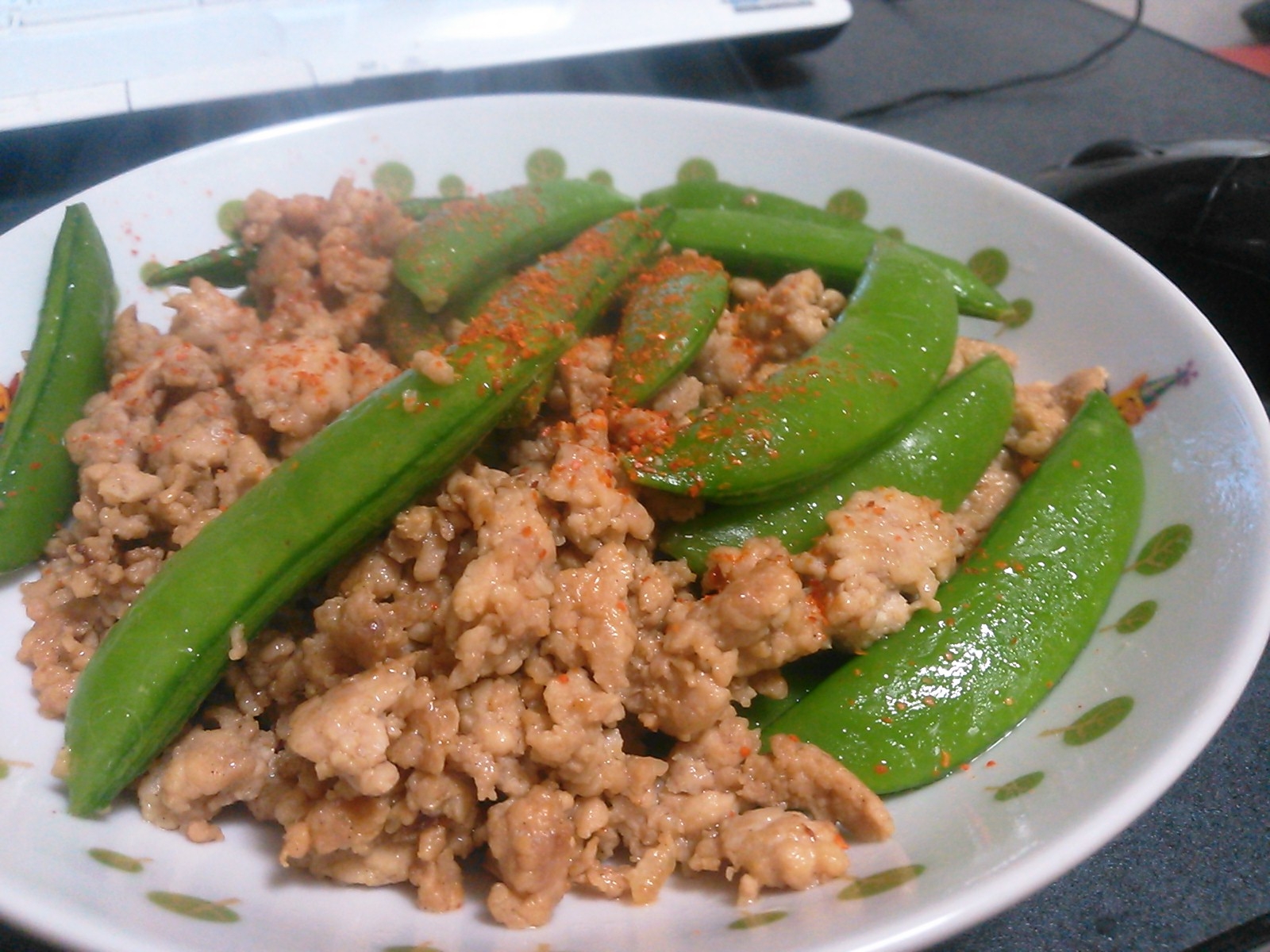 スナップエンドウと鶏挽き肉の炒めもの