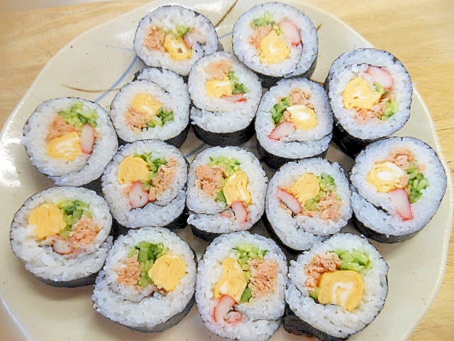 節分に太巻き(鮭・卵・カニカマ・胡瓜)