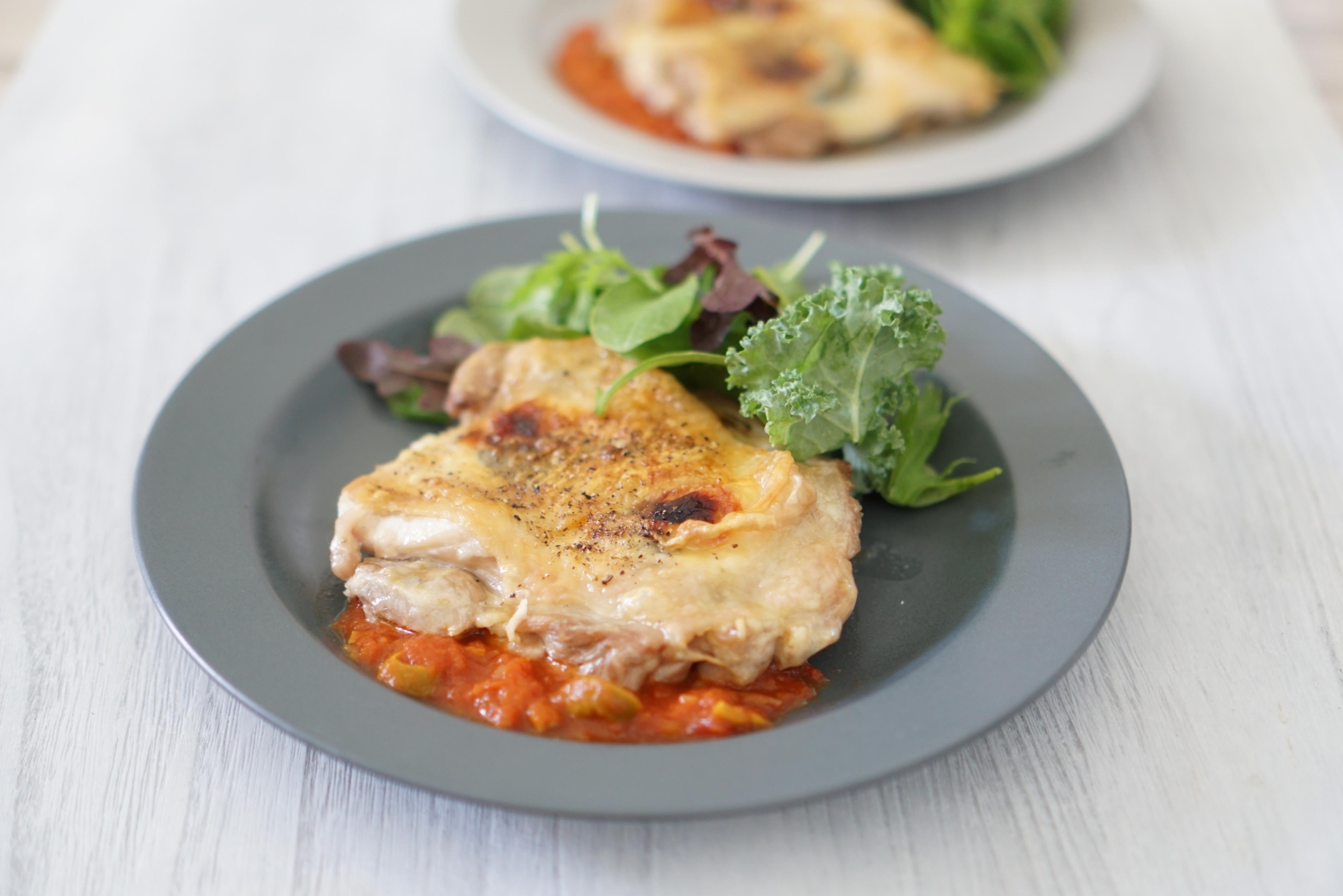 KOZレシピ【鶏もも肉のカプレーゼ焼き】