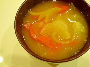 タマネギとにんじんの味噌汁