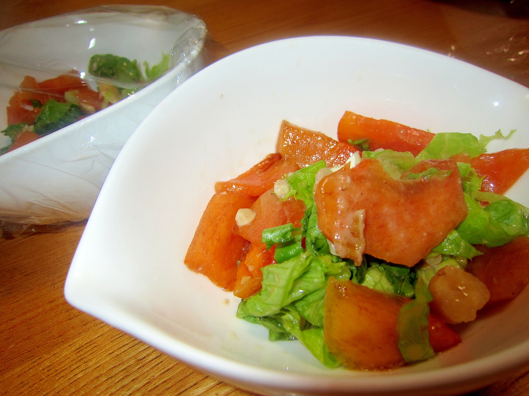 柿とレタスのおろしタマネギドレッシングサラダ