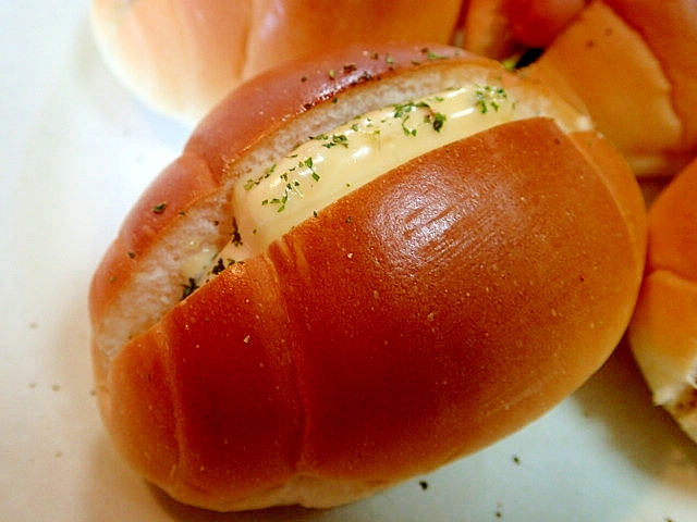 大蒜香る　ベビーチーズのタルタルパセリロールパン