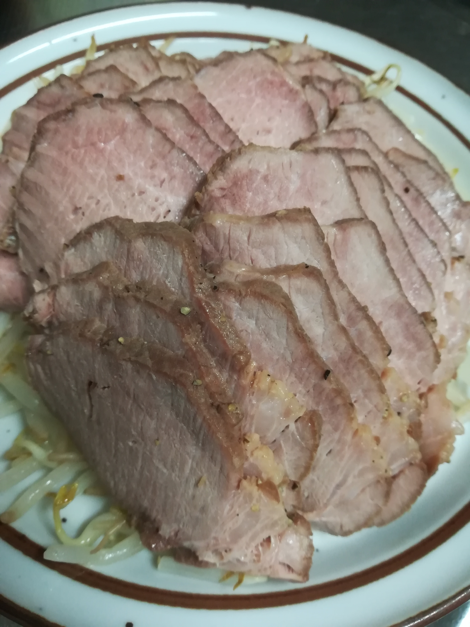 白い皿に盛られた焼豚