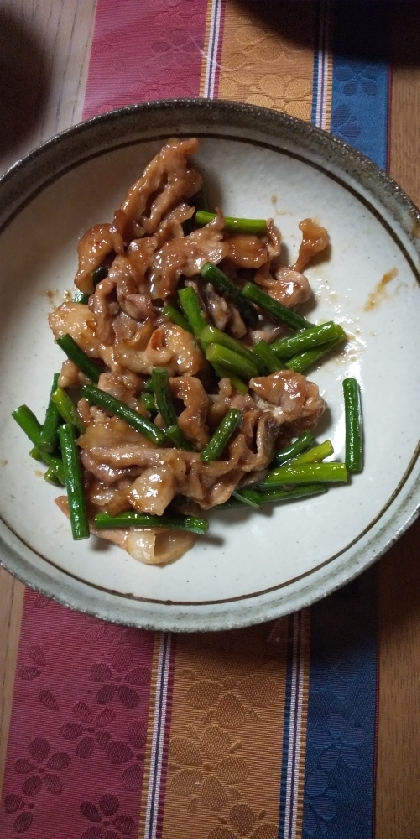 焼き肉のたれで簡単味付け、豚バラとニンニク芽炒め