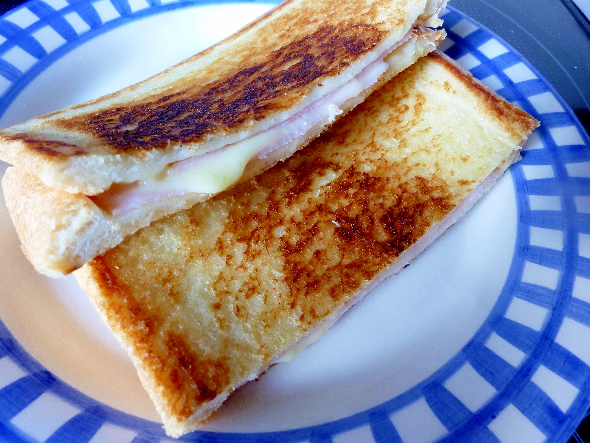 ☆フライパンで♪　ハムとチーズのホットサンド☆