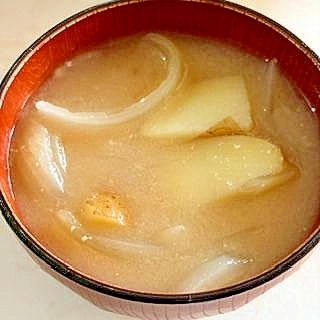玉ねぎと新じゃがいもの味噌汁