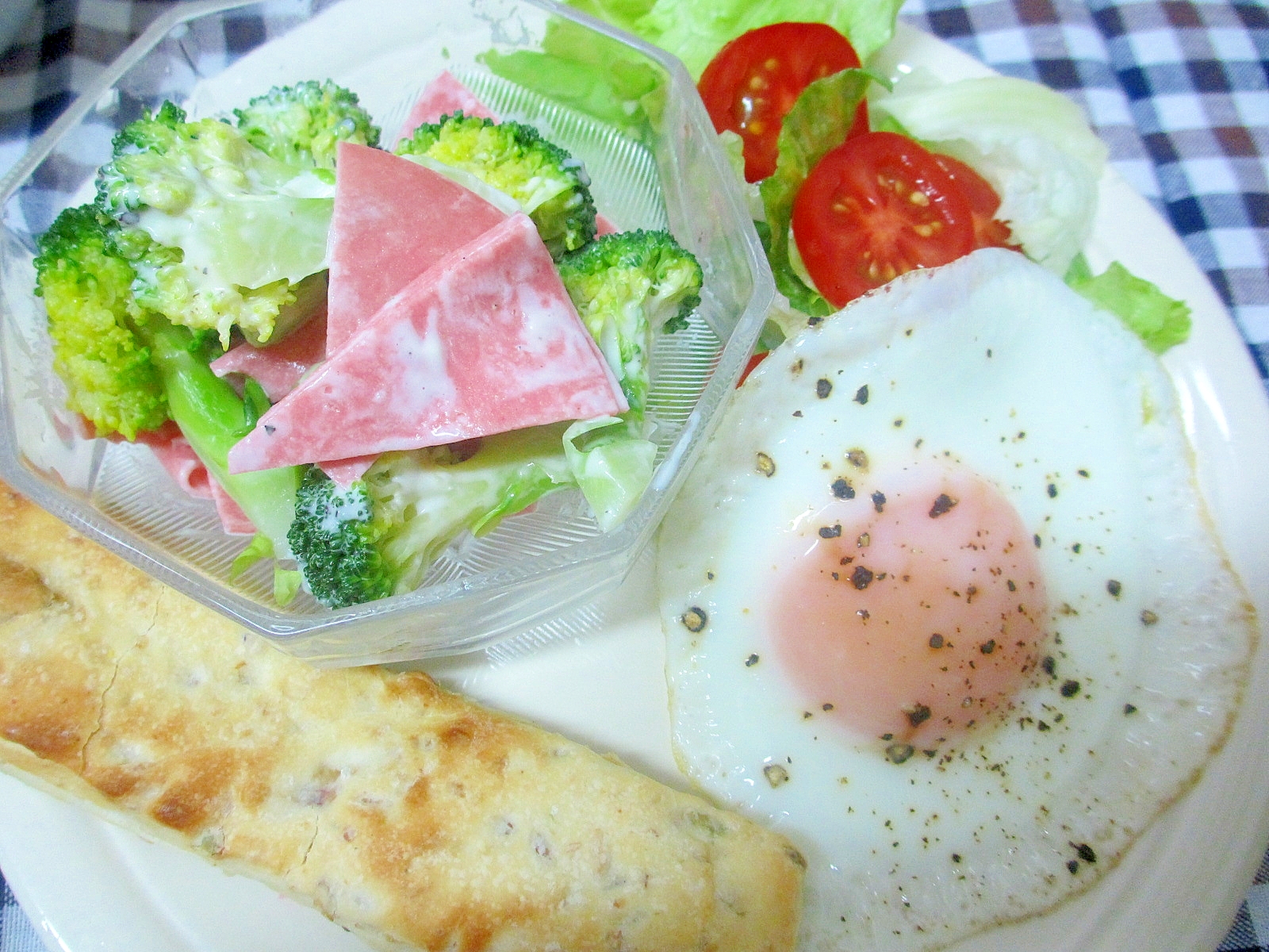 ブロッコリーとハムのサラダと目玉焼きのワンプレート