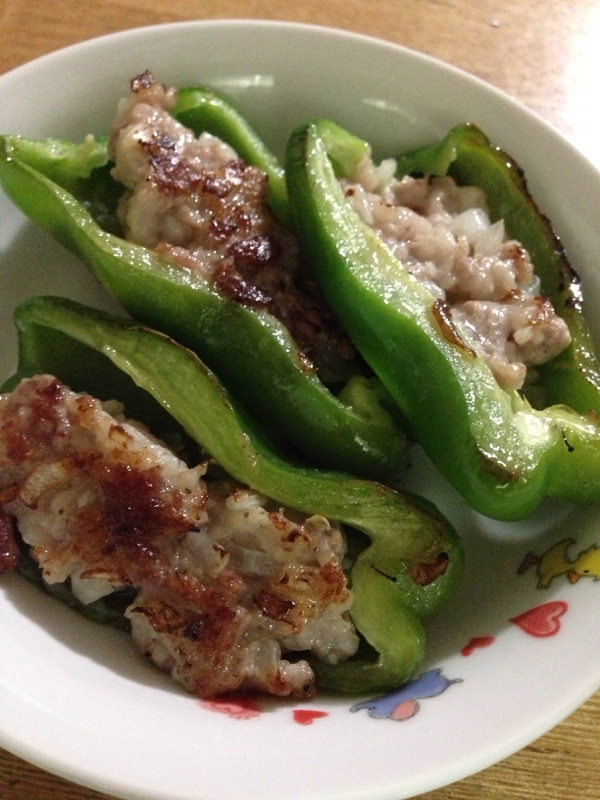 薄切り肉で、ピーマンの肉詰め