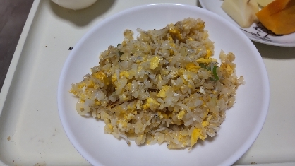 賞味期限がそろそろのしらすがたくさんあったので助かりました。
お昼に美味しく頂きました。